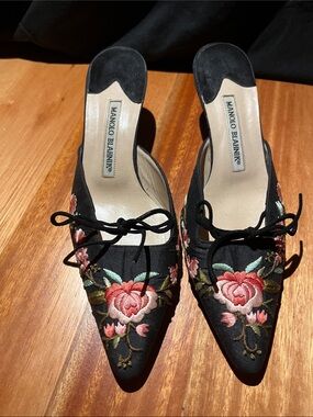 Manolo Blahnik Black Pointed-Toe Embroidered Floral Mules